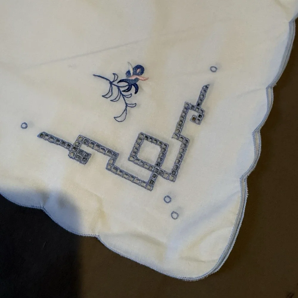Lit Of‎ 8 tea cloth matching napkins Embroid reminiscent Jacobean floral designs